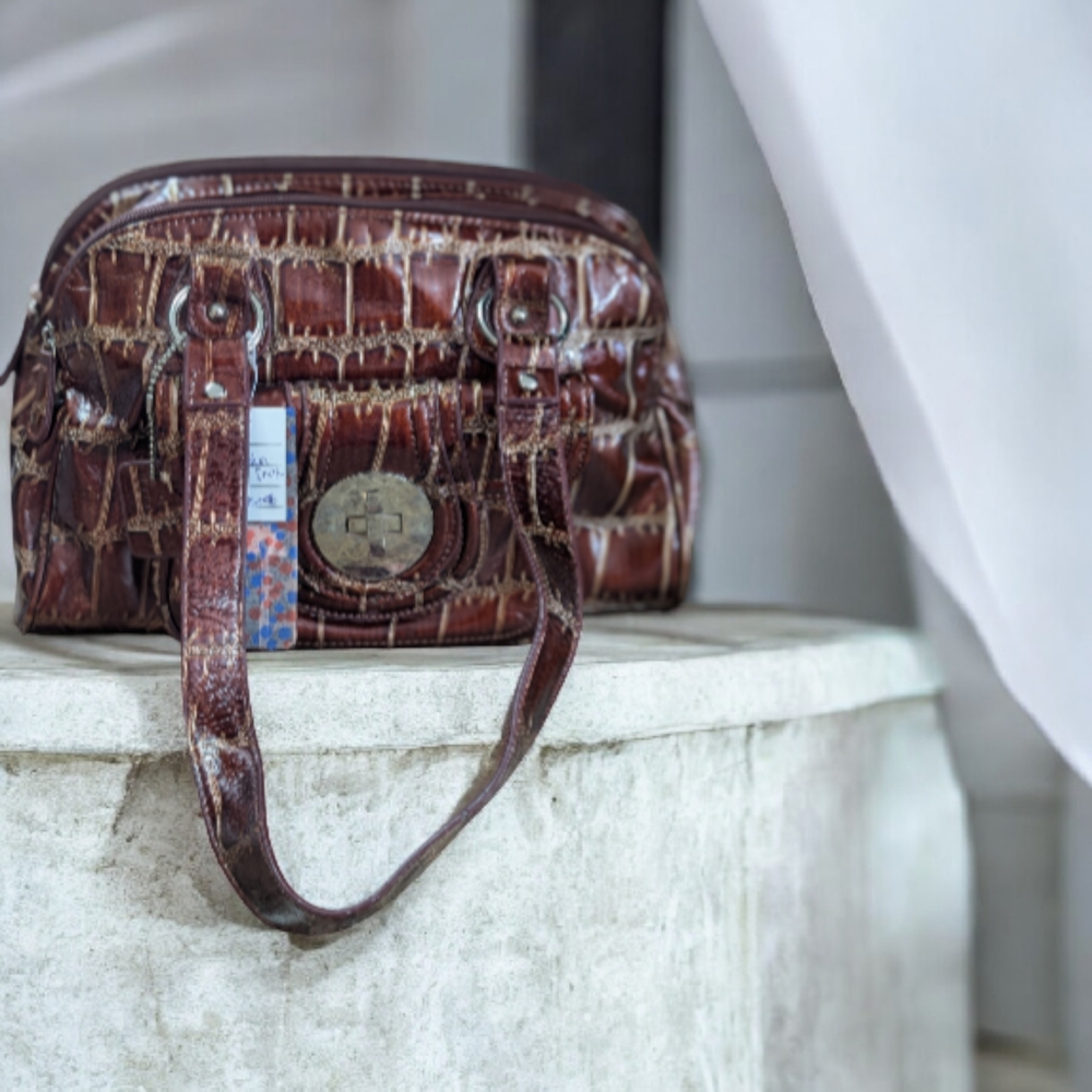Elegant brown wine-cash handbag with crocodile pattern